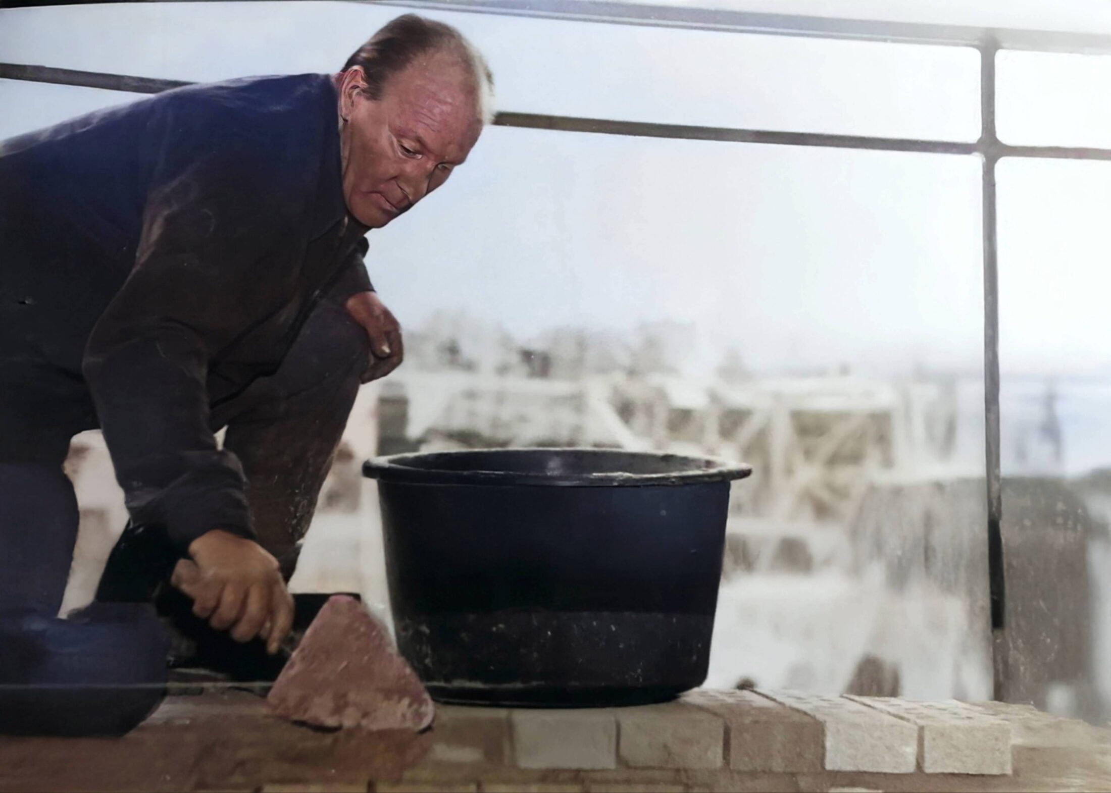 Oude foto Vermeer senior, bezig met meselwerkzaamheden.